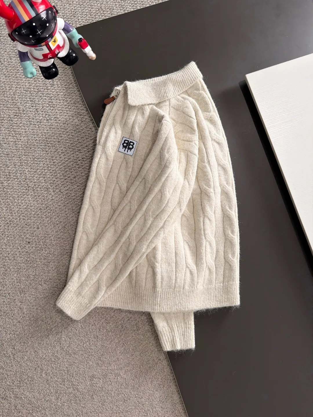 Next day shipping P195 Balenciaga high quality 2026 autumn and winter official website latest sweater, on sale at the same time at the counter Hot Sale! Specially made of wool blended fabric. It feels comfortable and can be directly in contact with the skin. The logo badge is exquisitely embroidered, which is extremely eye-catching! The details highlight the fashionable charm of big brands. Exquisite workmanship. Three-dimensional cutting style. The wearing effect is invincible and handsome! All three standards are complete! Sizes:M-3XL